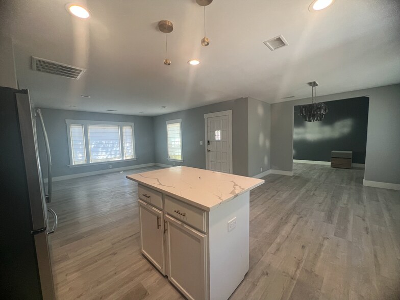 Building Photo - 2802 W 45th St