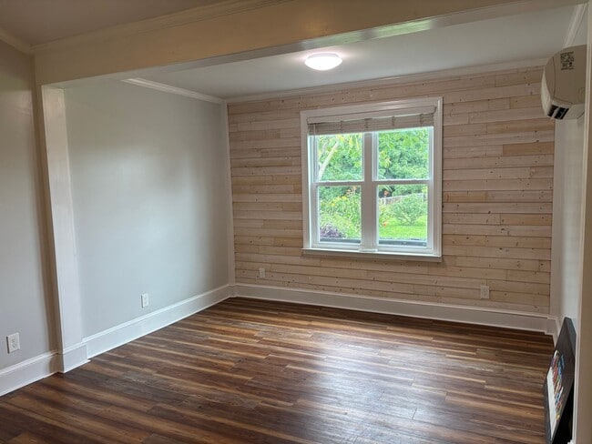 Building Photo - Updated 2 bedroom with Bonus room home in ...
