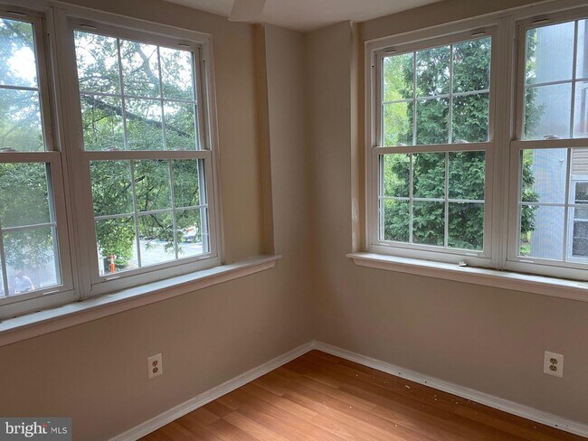 Building Photo - 310 Canterbury Rd