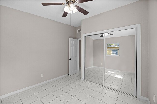 Building Photo - 818 28th St Cir E
