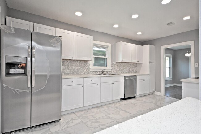 Building Photo - 3834 Rosedale St