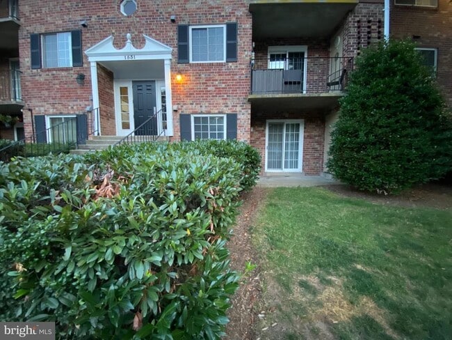 Building Photo - 1531 Colonial Dr