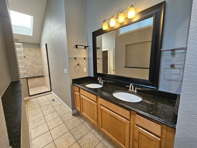 Building Photo - Gorgeous 2+ Bedroom 3 Bath Townhouse with ...