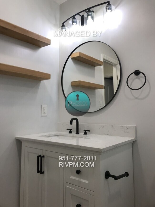 Building Photo - Tastefully remodeled home in a great Centr...