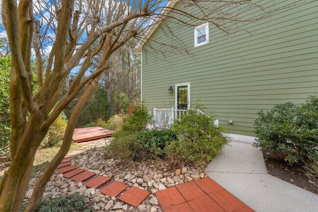 Building Photo - Peaceful and Convenient 3 Bed, 2.5 Bath Home