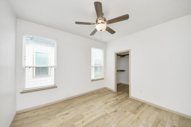 Building Photo - 2119 Esther Dr