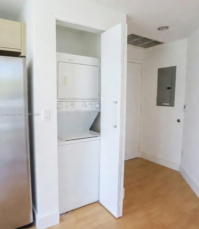 Building Photo - 350 NE 24th St