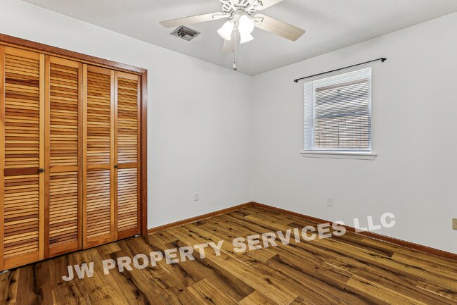 Building Photo - 2444 Somerset Dr