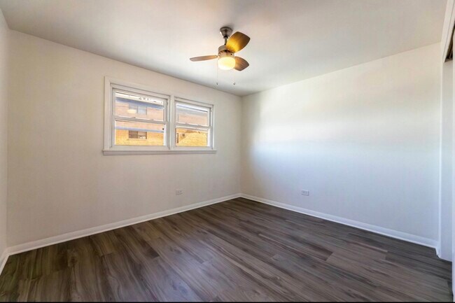 Building Photo - 6419 S Oak Park Ave