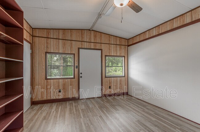 Building Photo - 136 Johnnie St