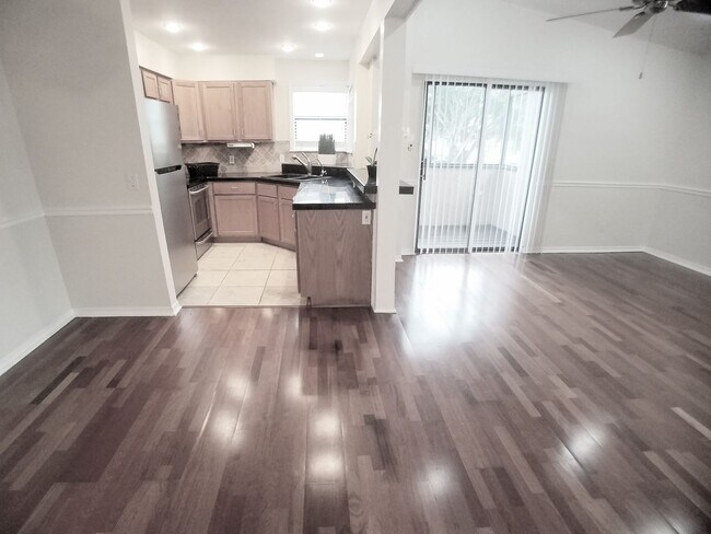 Primary Photo - Beautiful 1/1 Wood Floors Condo for Rent i...