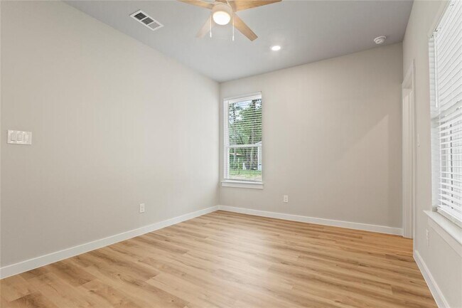 Building Photo - 240 Shadow Oak Dr