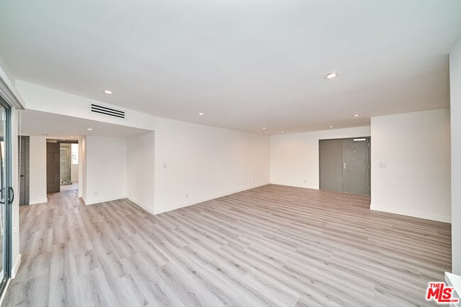 Building Photo - 137 S Maple Dr