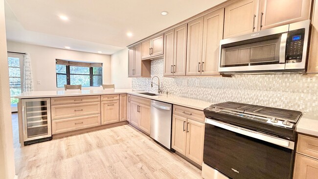 Building Photo - Beautifully Updated & Remodeled Townhome o...