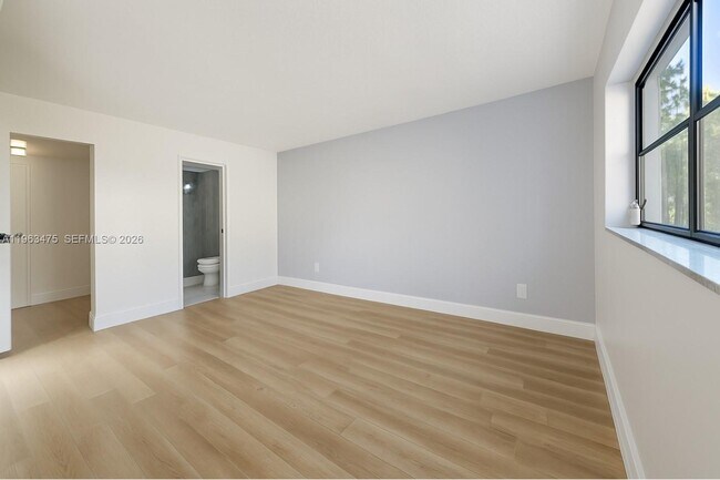 Building Photo - 333 NW 17th Ct