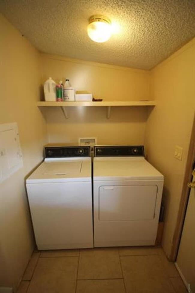 Building Photo - HUGE PRIVATE LOCATION 3 BEDROOM 2 BATH HOME!!