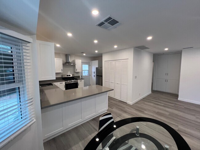 Building Photo - 7512 Tampa Ave