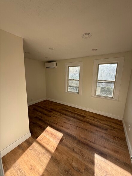 Building Photo - 10 Avon Rd