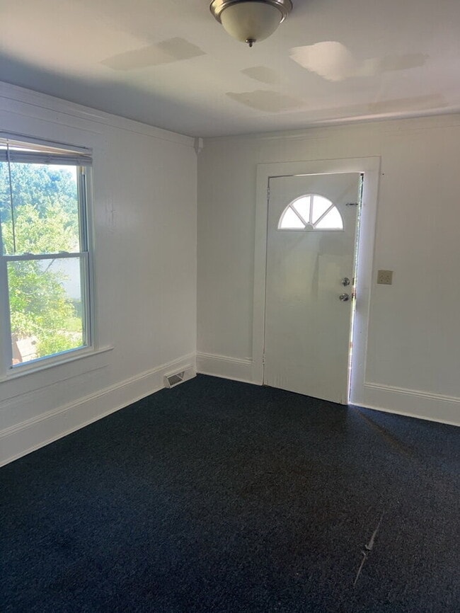 Building Photo - "Charming 2-Bedroom Retreat in Greenville – Ideal Location on W. 6th Street!"
