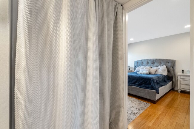 Building Photo - Unbeatable Location! Bright 1 Bed, 1 Bath ...