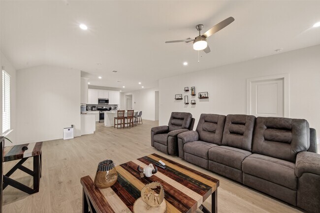 Building Photo - 30518 White Cliff Ct