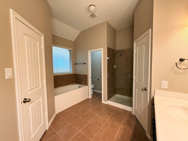 Building Photo - 1062 Cedar Lake Ct