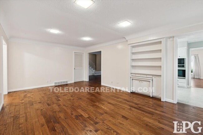 Building Photo - 3835 Hillandale Rd