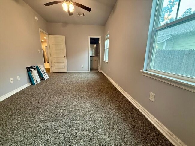 Building Photo - Clean, Crisp, Open Concept 3/2 Near TU
