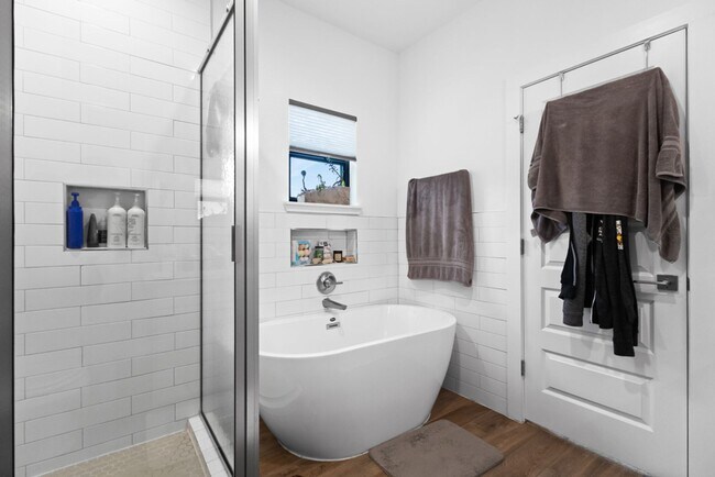 Building Photo - Charming Home Awaits: Spacious & Modern Living in a Prime Location