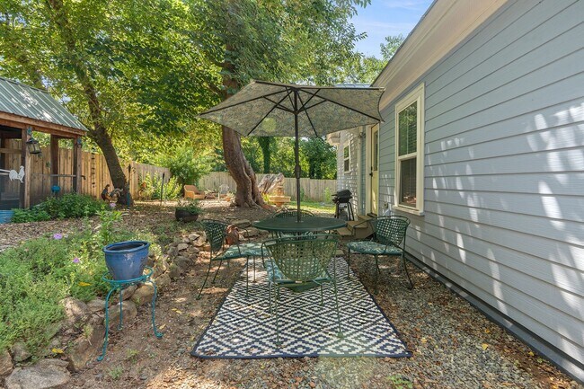 Building Photo - Fully Furnished Cottage in Pittsboro