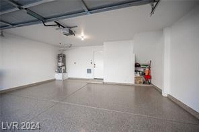 Building Photo - Gorgeous 3 Bedroom Remodeled Near Summerlin