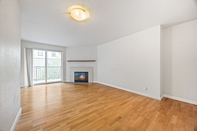 Building Photo - Location, Location!! 2-bedroom Condo in Ma...