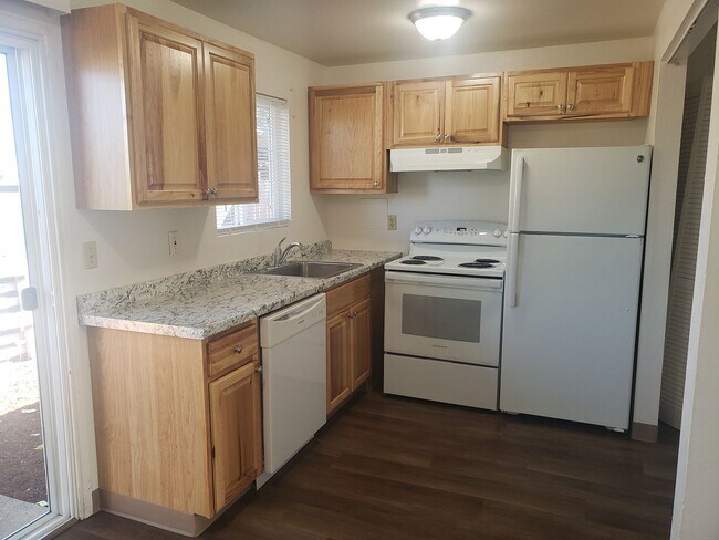 Building Photo - Updated Four-Plex in SE Portland with Fenc...