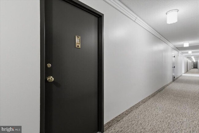 Building Photo - 1301 S Arlington Ridge Rd