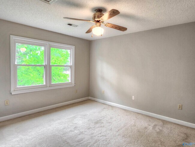 Building Photo - 120 Silver Creek Cir