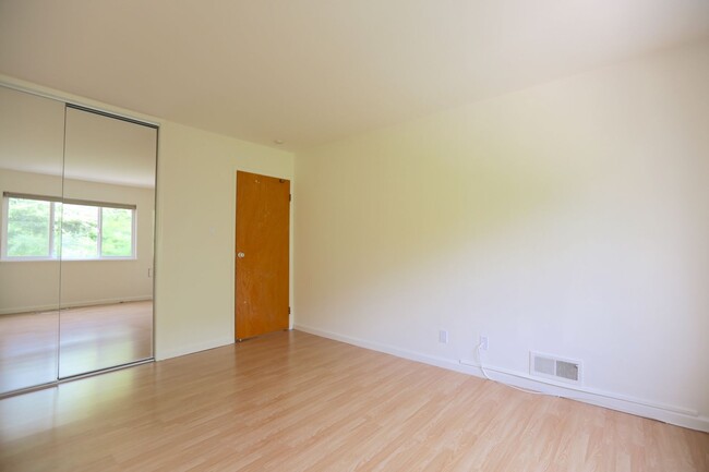 Building Photo - Twin Peaks: 1 Bed Apartment w/ Green View,...