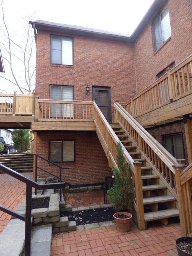 Building Photo - Fabulous 2 BR Condo near German Village!