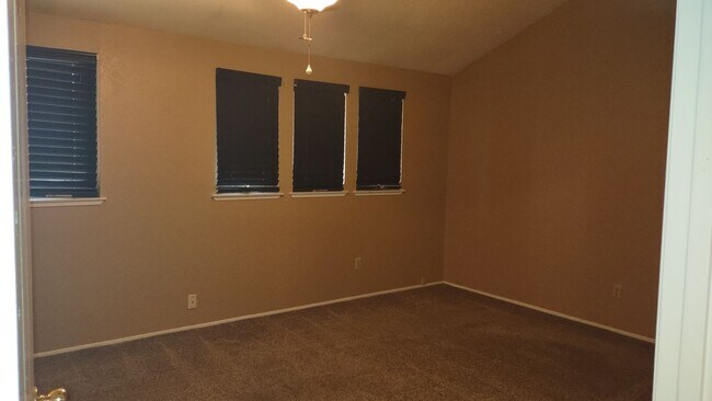 Building Photo - 1617 Oakview Dr