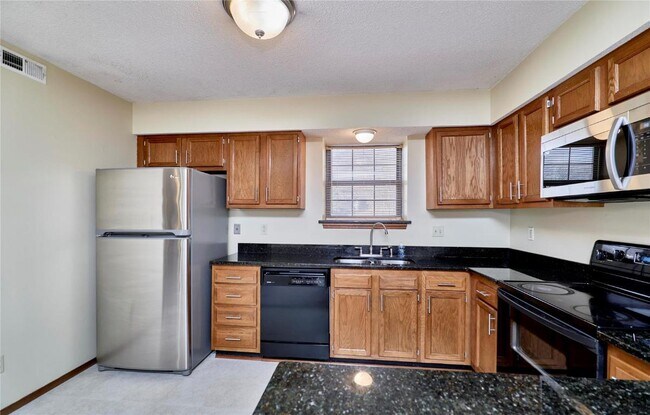 Building Photo - 2304 Yellowstone Park Ct