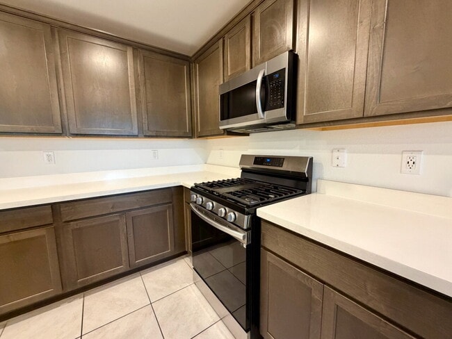 Building Photo - 3 BED 2.5 BATH 2 CAR GARAGE TOWNHOUSE FOR RENT LOCATED IN CADENCE MASTER COMMUNITY