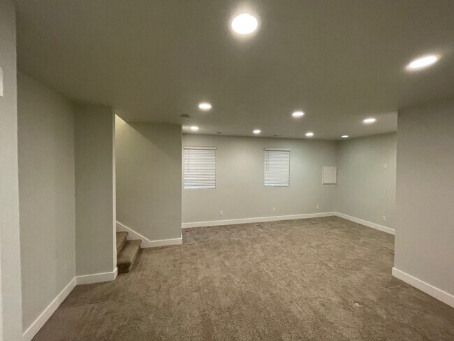 Building Photo - 3807 E Cunninghill Dr