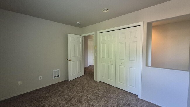 Building Photo - Edgefield Town Home Just steps away from McMenamins Edgefield, and Old Town Troutdale