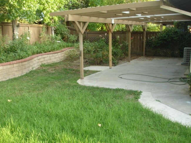 Building Photo - Charming 2-Bedroom Single-Story Home Near Paseos in Valencia!