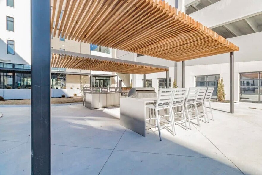 Building Photo - 5100 W Park Ave