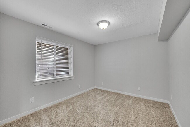 Building Photo - $2,550.00 - 3-bed, 3-bath split-level loca...
