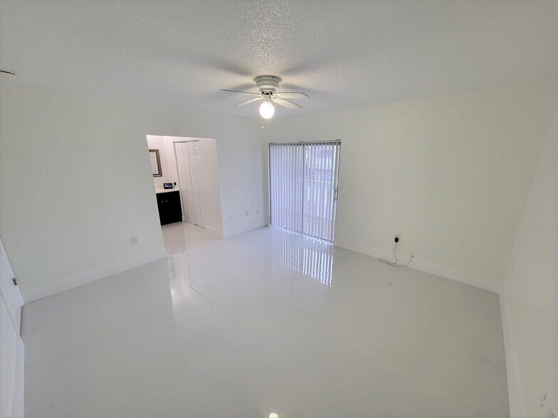 Building Photo - 17160 SW 94th Ave