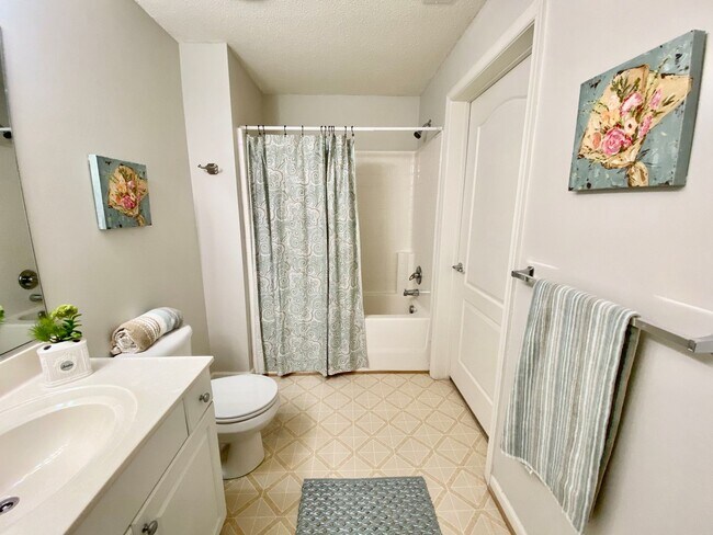 Building Photo - Super-Cute Condo! First Floor - 1-Story - Fenced Patio - Storage - Pet Friendly!