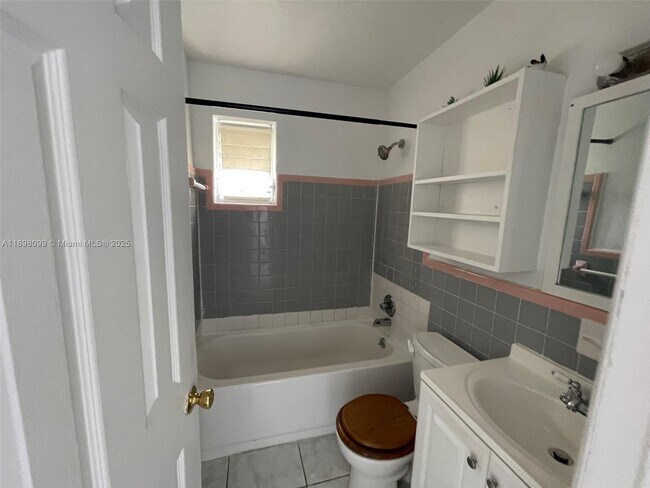 Building Photo - 5751 SW 38th Ct