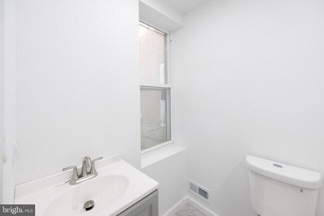 Building Photo - 948 Belmont Ave