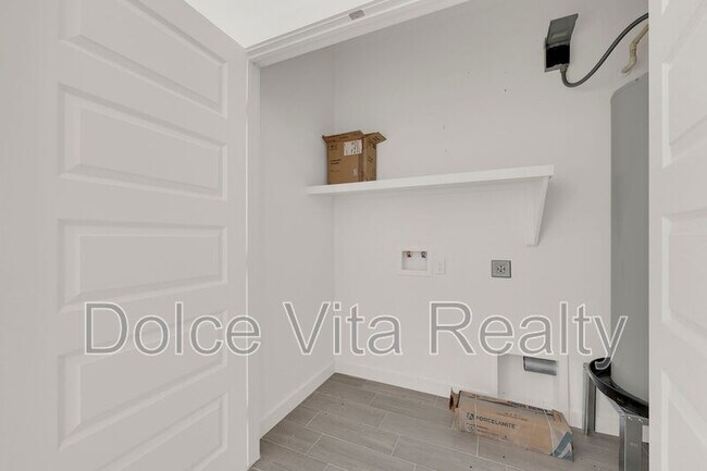 Building Photo - 1502 W Platinum Dr